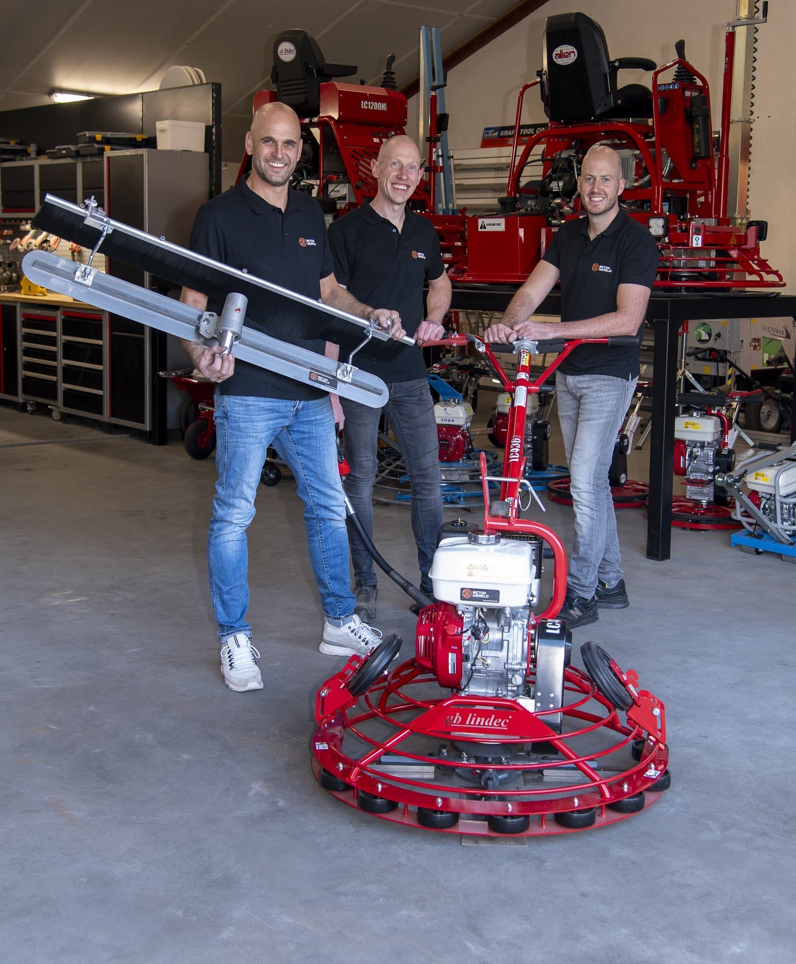 Het team van Betonwereld tussen de machines en betongereedschappen