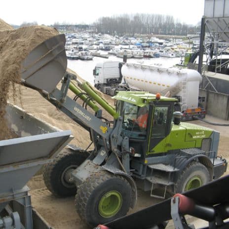 Een shovel laadt zand bij Van Gent Zand- en Grindhandel in Kerkdriel