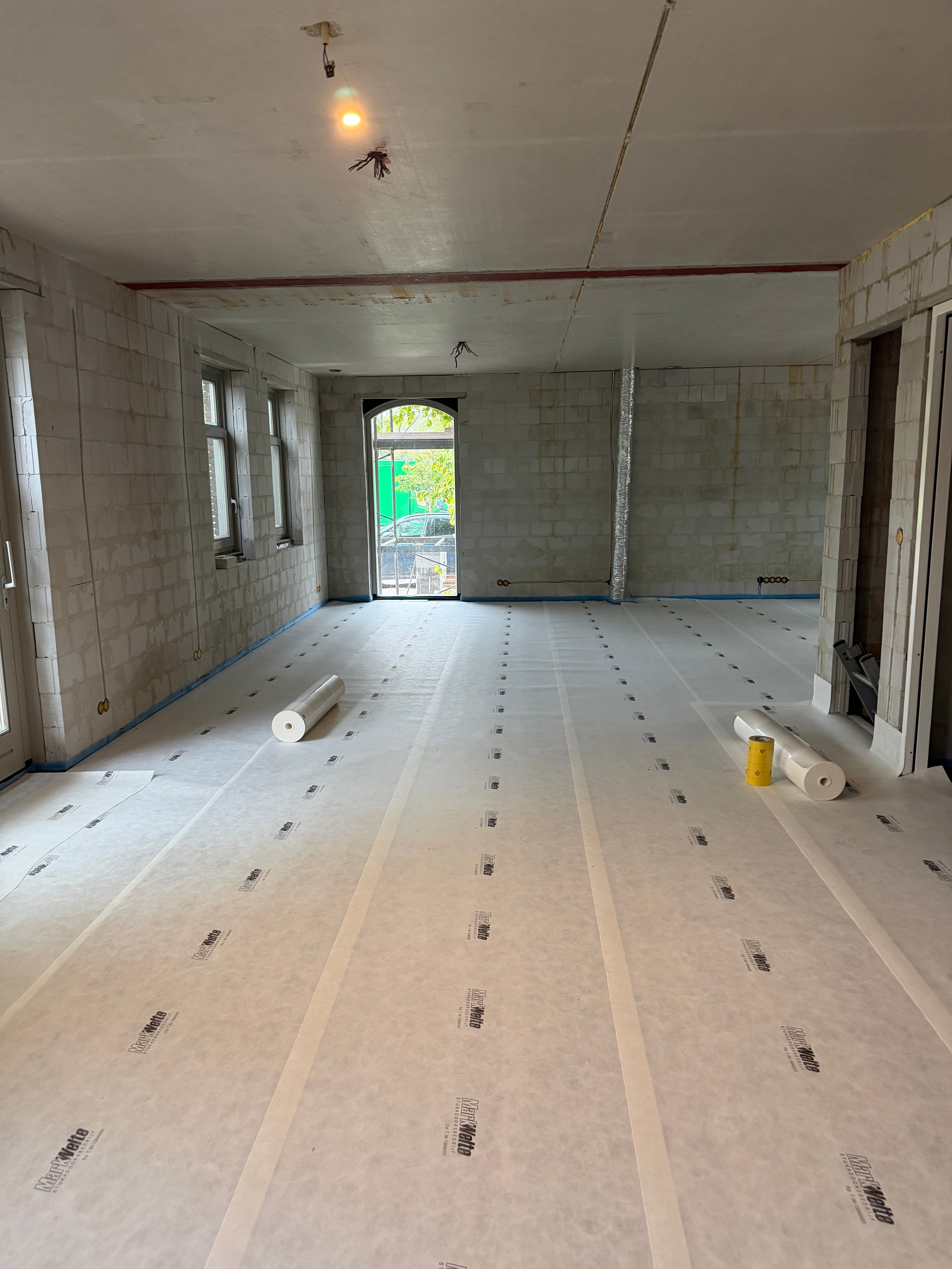 Dekvloer afgedekt met beschermmateriaal tijdens de bouw